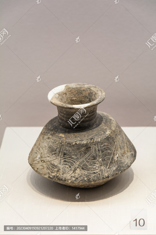 崧泽文化泥质黑衣陶罐