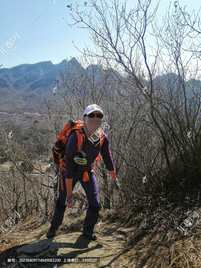 戴面罩墨镜上山的女人