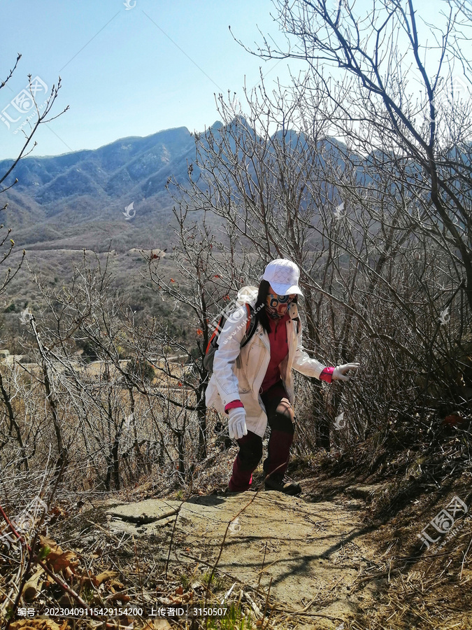 戴面罩白帽上山的女人