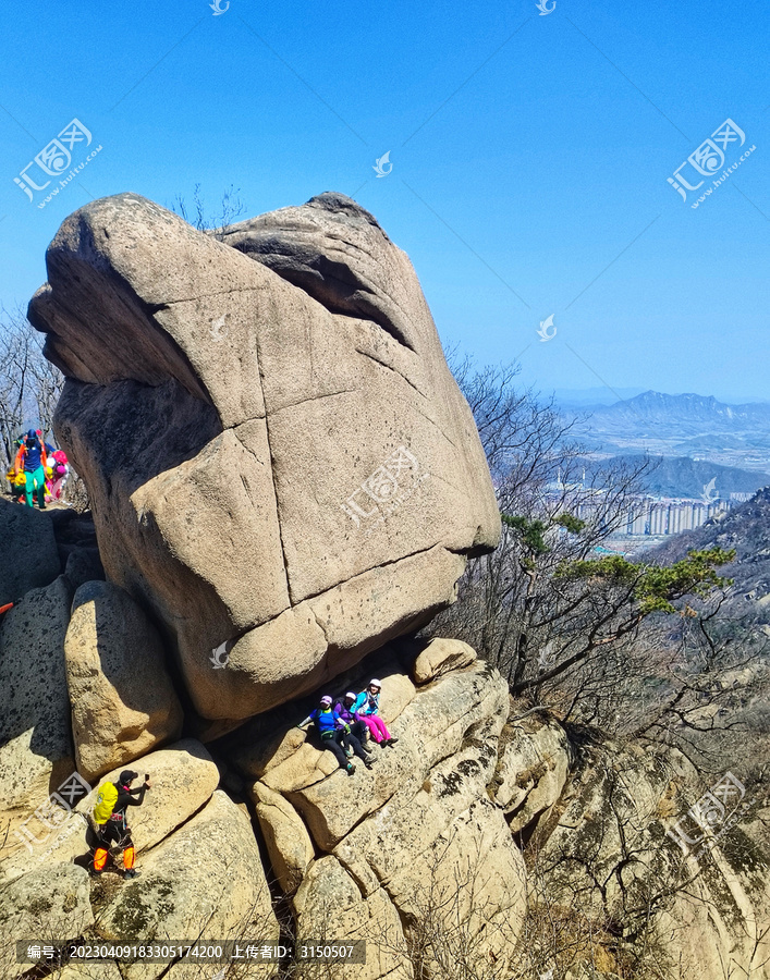 悬崖绝壁坐着的女人