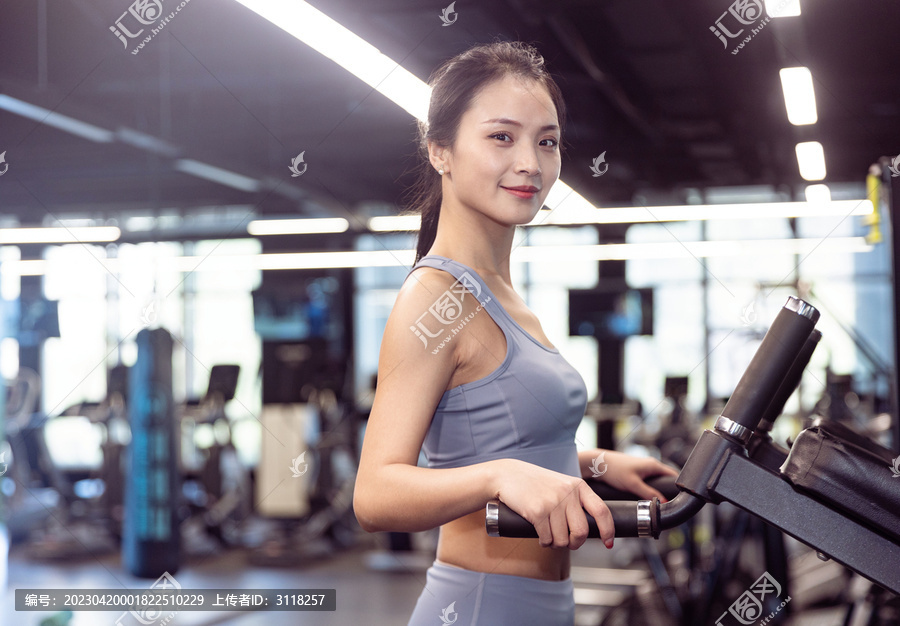 健身房锻炼的运动装女性