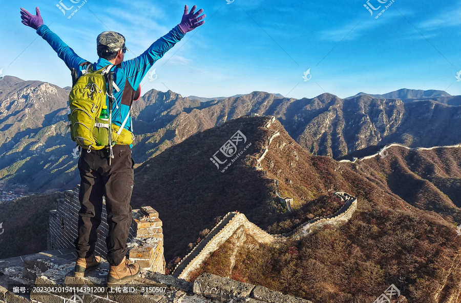 箭扣长城上展开双臂的男人