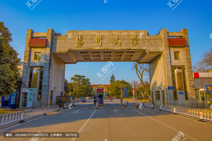 扬州大学校门