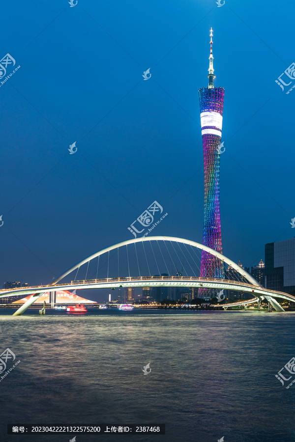 广州新电视塔与海心桥夜景