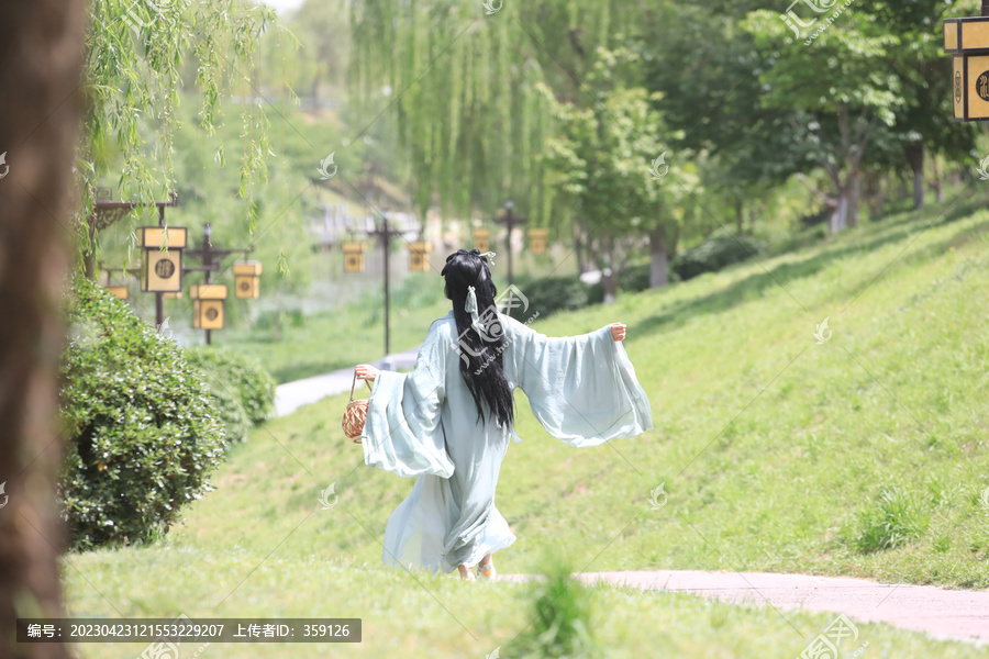 汉服女孩背影