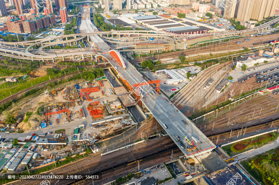 郑州彩虹桥跨铁路桥梁在建工地