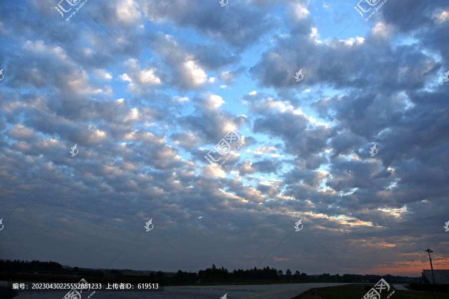 沈阳机场的朝霞天空云朵晨曦