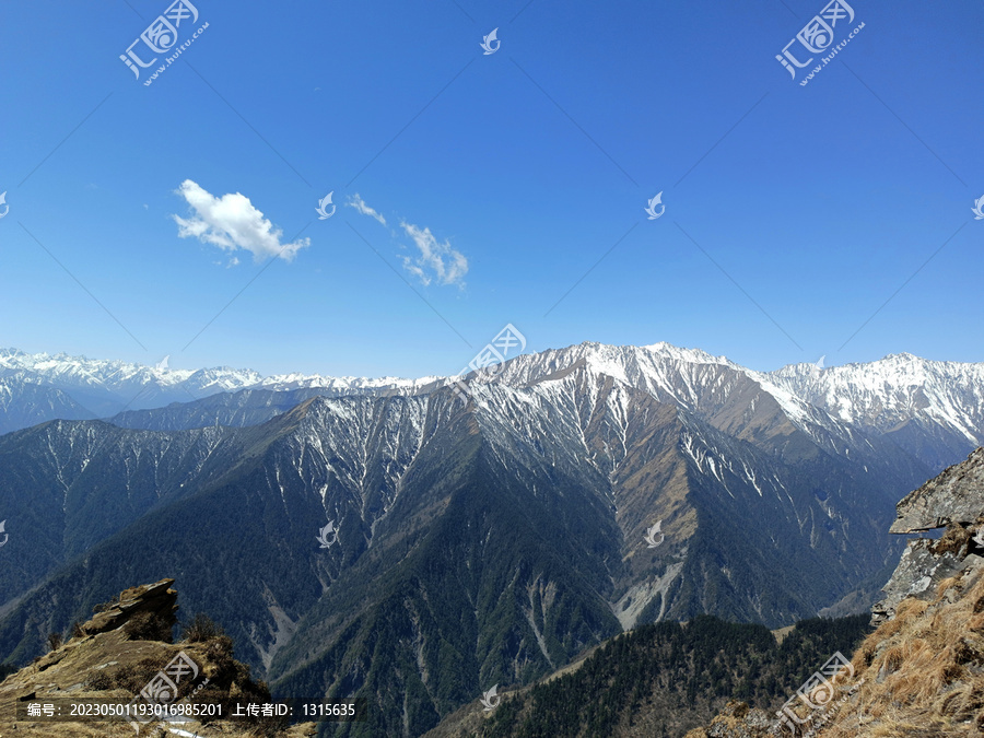 巨大的雪山山脉