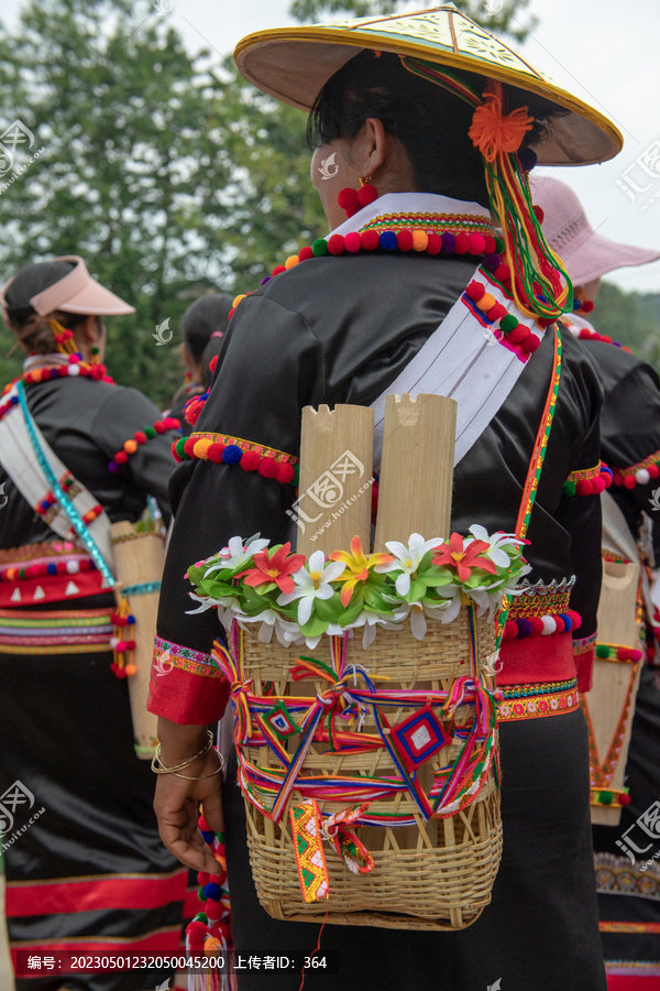 德昂族花背篓和竹水筒