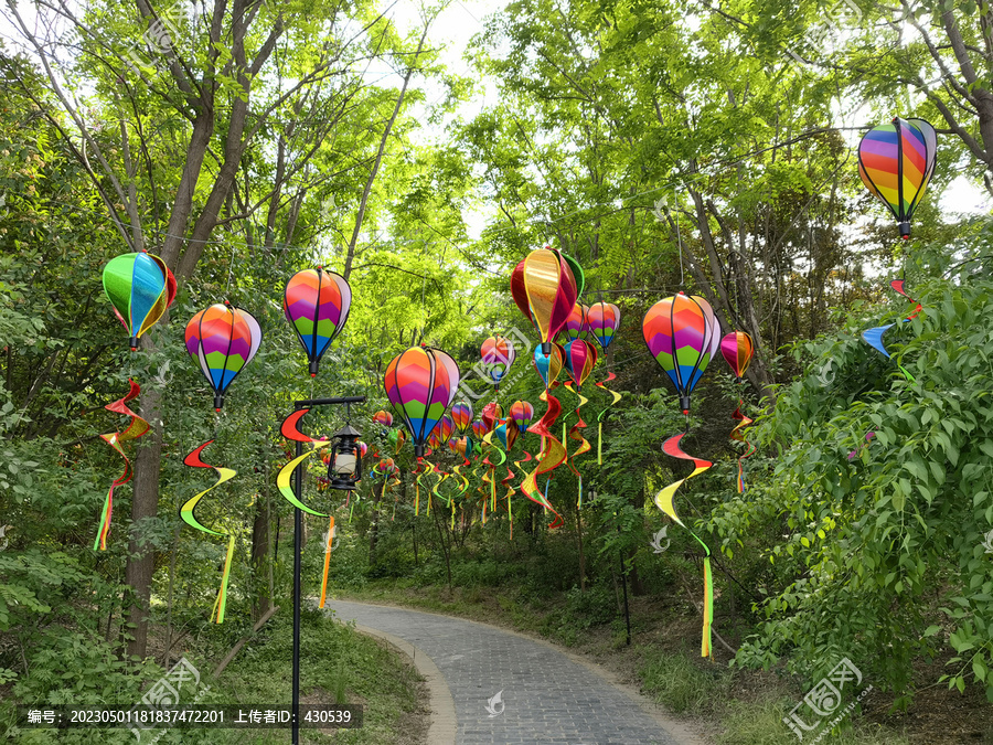 公园彩色带造形气球