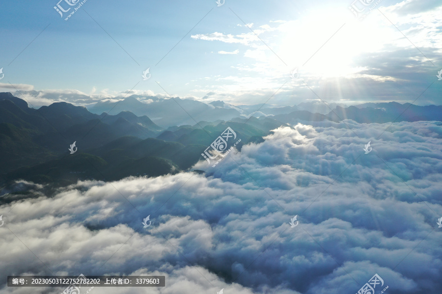 蓝天白云下山峰云雾缭绕