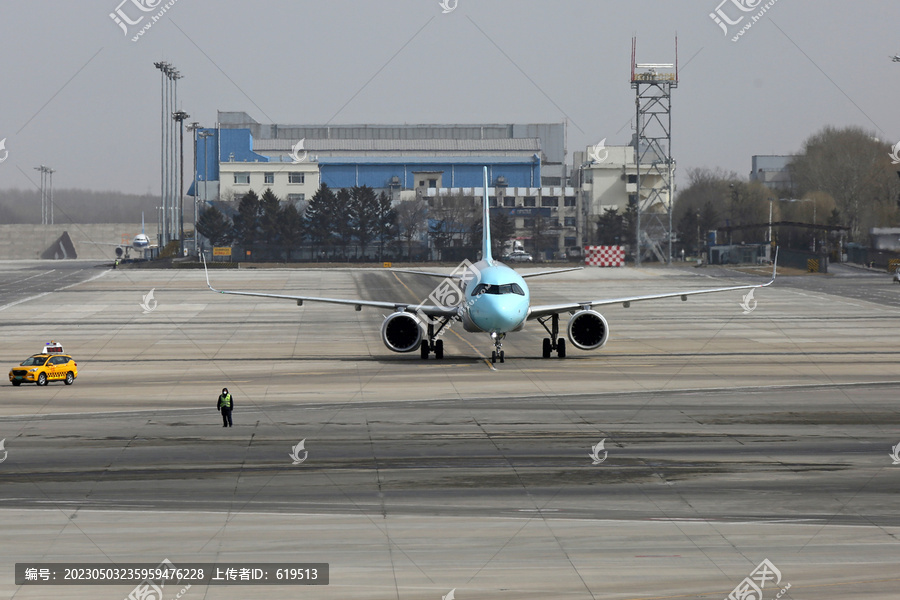 长龙航空飞机在沈阳机场滑行