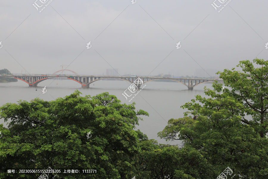 烟雨中的惠州东江河