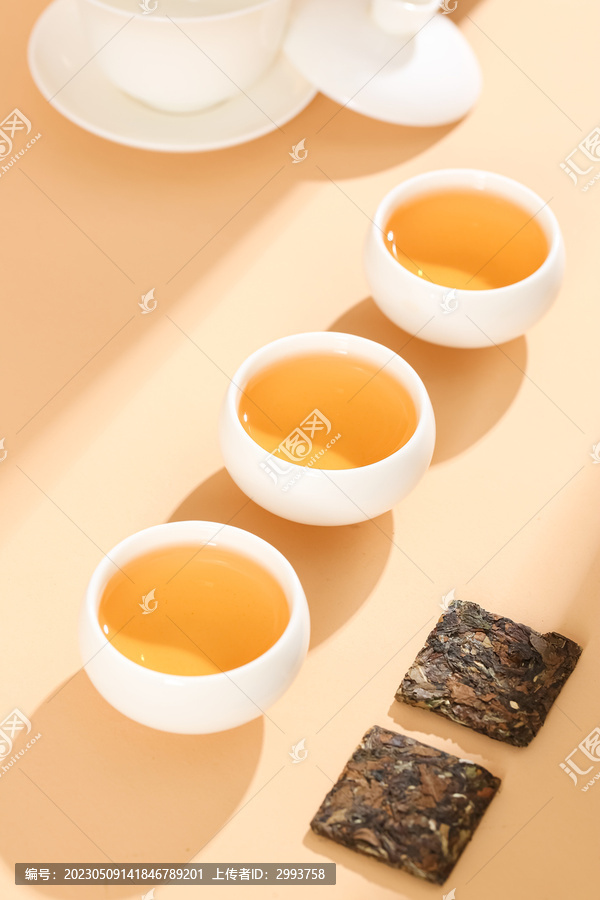 福鼎白茶小茶饼冲泡茶汤