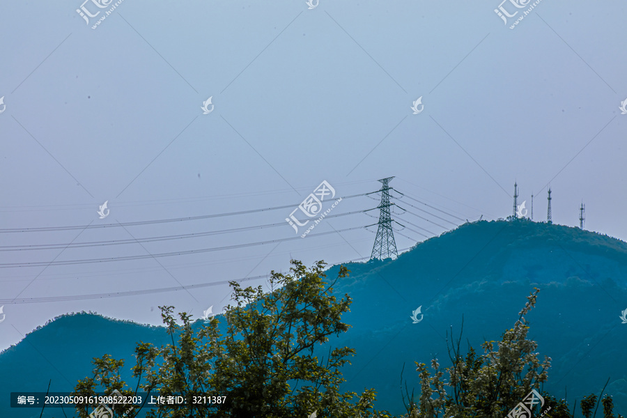山与电塔