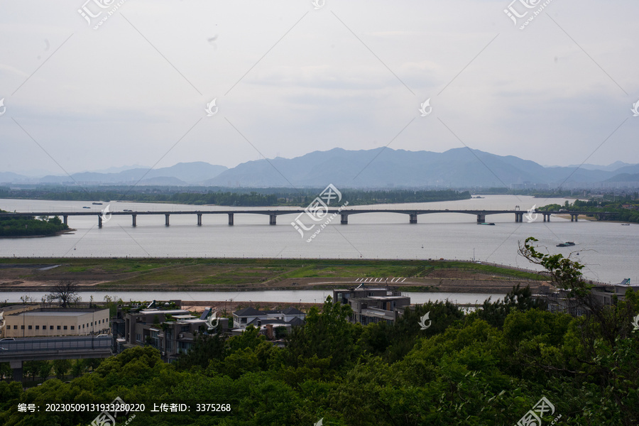 桥水绿树青山住宅背景