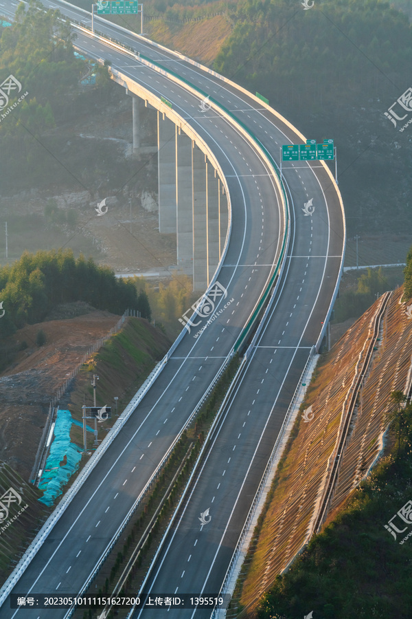 鸟瞰高速公路弯道