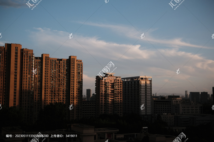 晚霞中的楼宇
