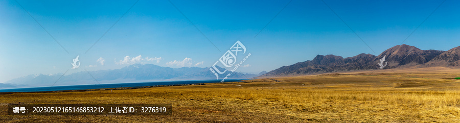 新疆塞里木湖夏季草原风光全景
