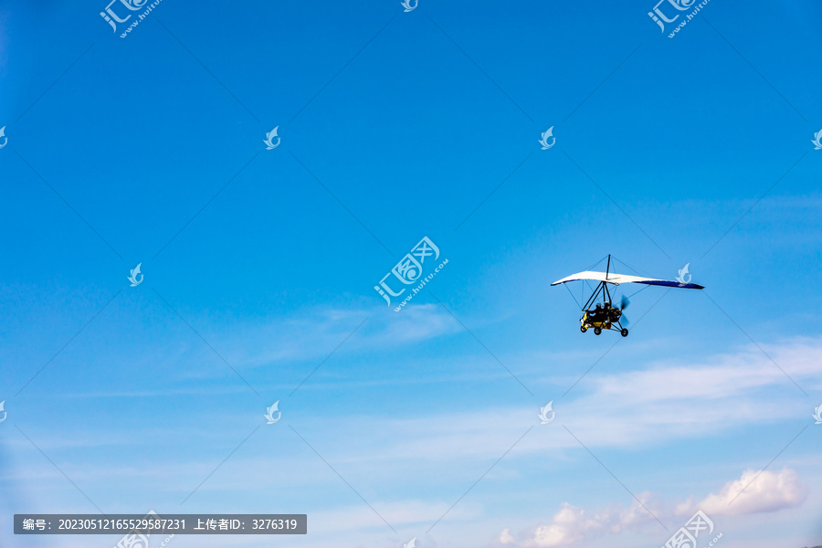 滑翔机空中飞行