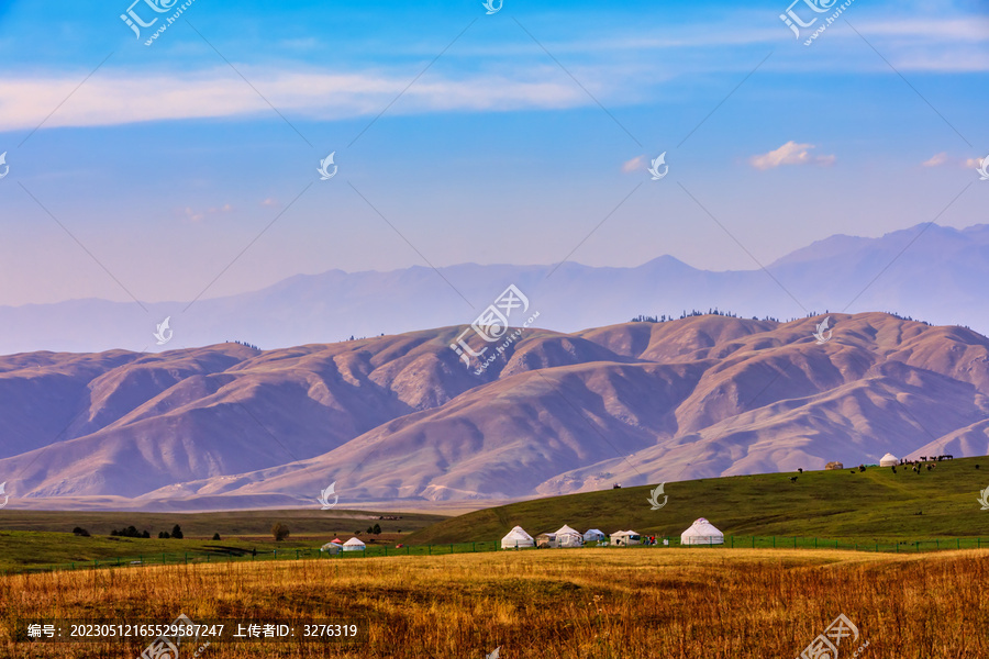 新疆那拉提秋季草原山脉风光