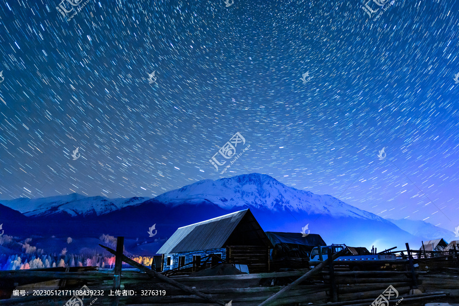 新疆禾木雪山星轨风光