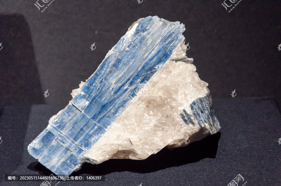蓝晶石矿标本