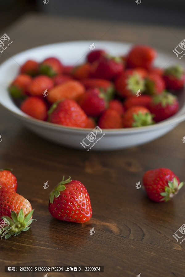 新鲜的美味的红色草莓