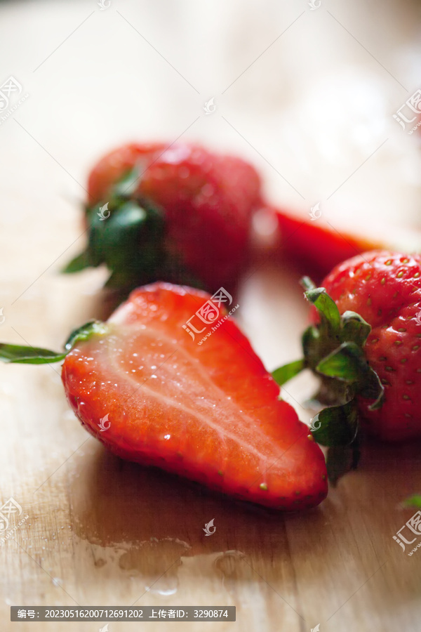 新鲜的美味的好吃的草莓
