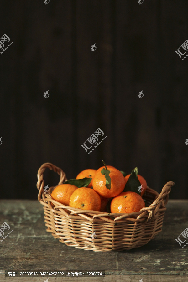 篮子里装满新鲜的橙子