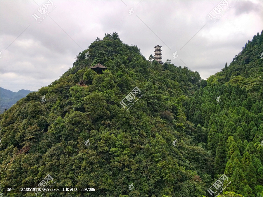 隐藏在山林时的塔楼