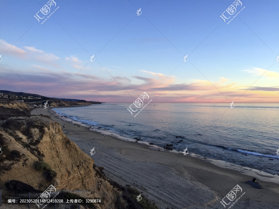 夕阳下美丽的宁静的海滩