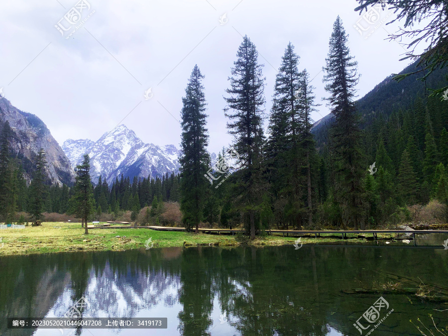 雪山湖泊