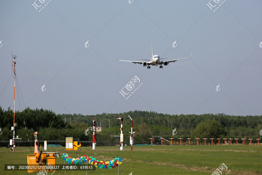 波音B737飞机降落沈阳机场