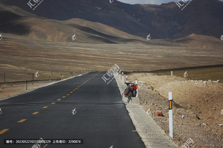 平坦宽阔的新藏公路