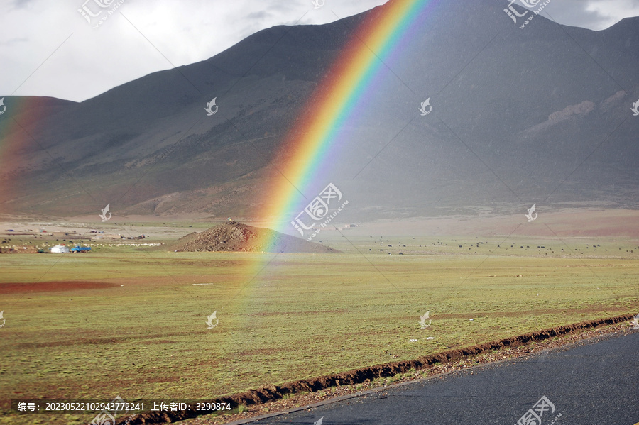 雨后草原上出现美丽的彩虹