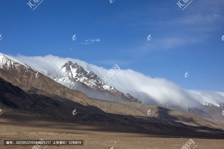 云雾笼罩在雪山上