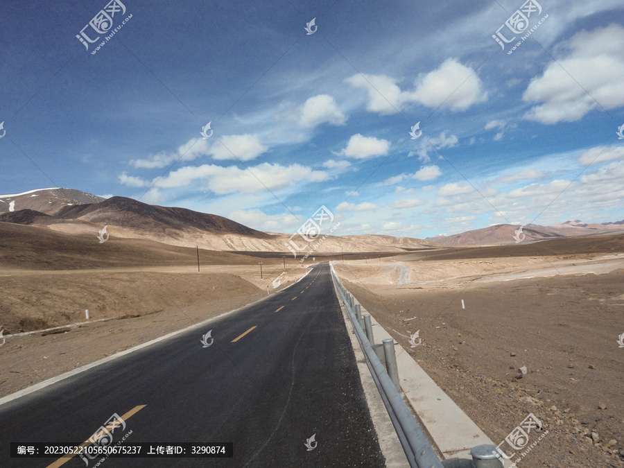 秋天的美丽的新藏公路