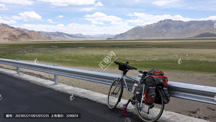 草原旁边的柏油公路