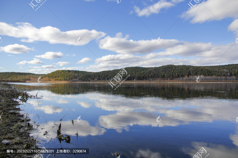 平静的湖面倒映着蓝天白云