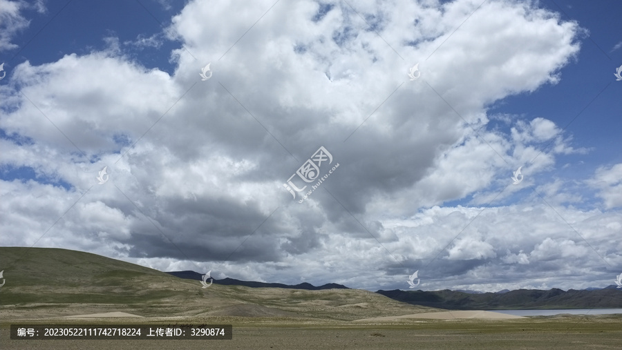 高山草甸和淡蓝色的湖泊