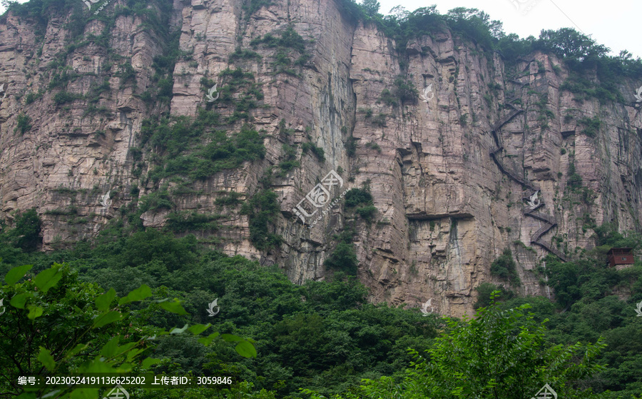 云雾缭绕的河南新乡八里沟景区