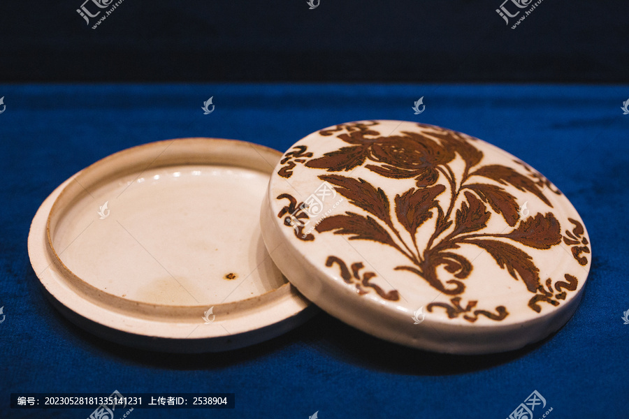 白瓷褐彩牡丹纹盒