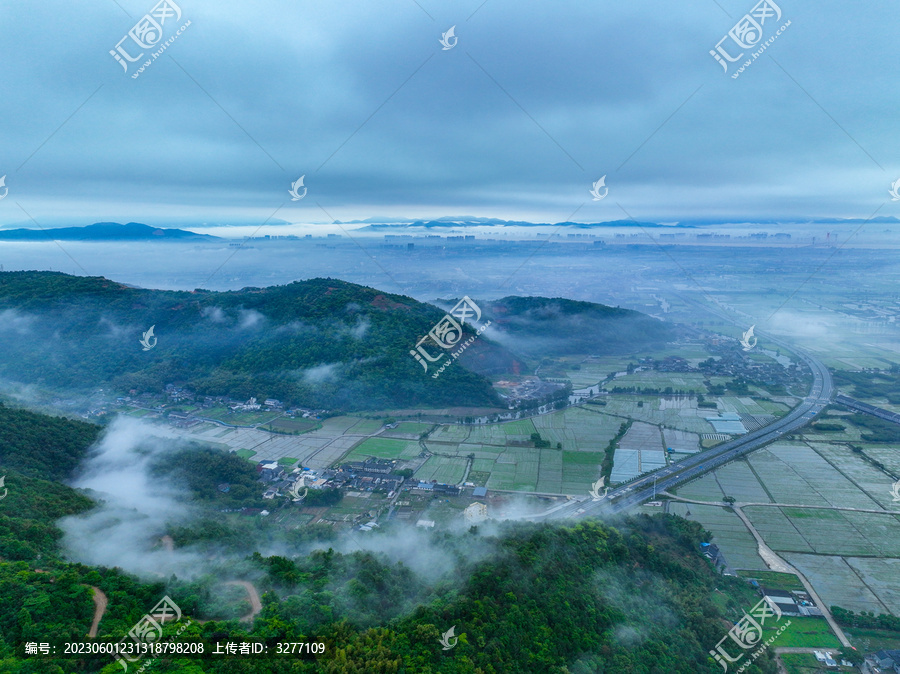 温州平阳云雾下的山与田园村庄