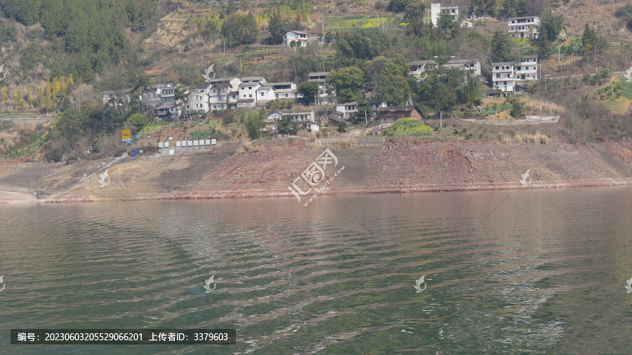 长江支流大宁河沿线的消落区