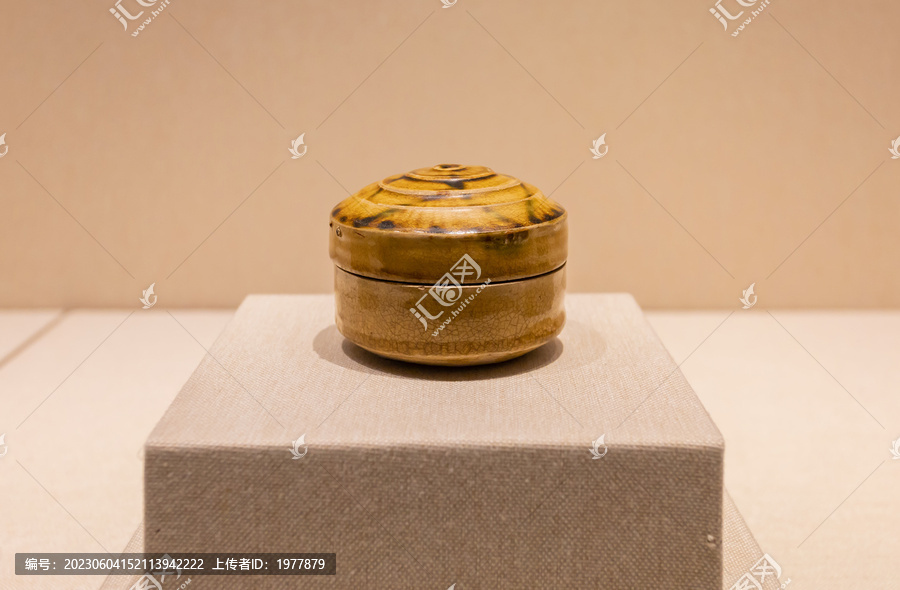 唐朝长沙窑青釉褐彩盒1