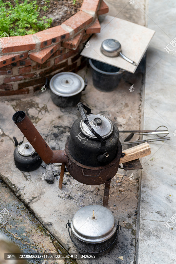 农村里的做饭烧水工具
