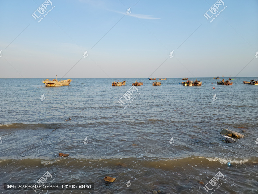 锦州浅海停泊的渔船