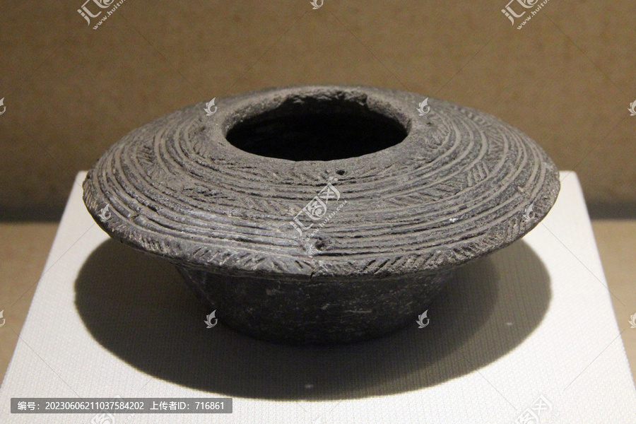 河姆渡文化黑陶罐