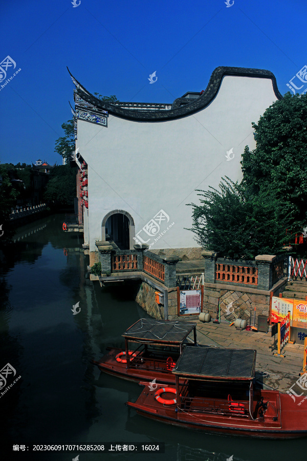 城市内河边的美景